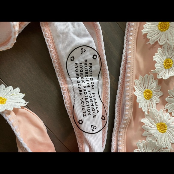 Brand new, never worn with liner. Light pink bikini. Size S. Daisy detail. - Picture 9 of 10